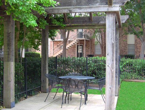 Colonial Plaza Apartments